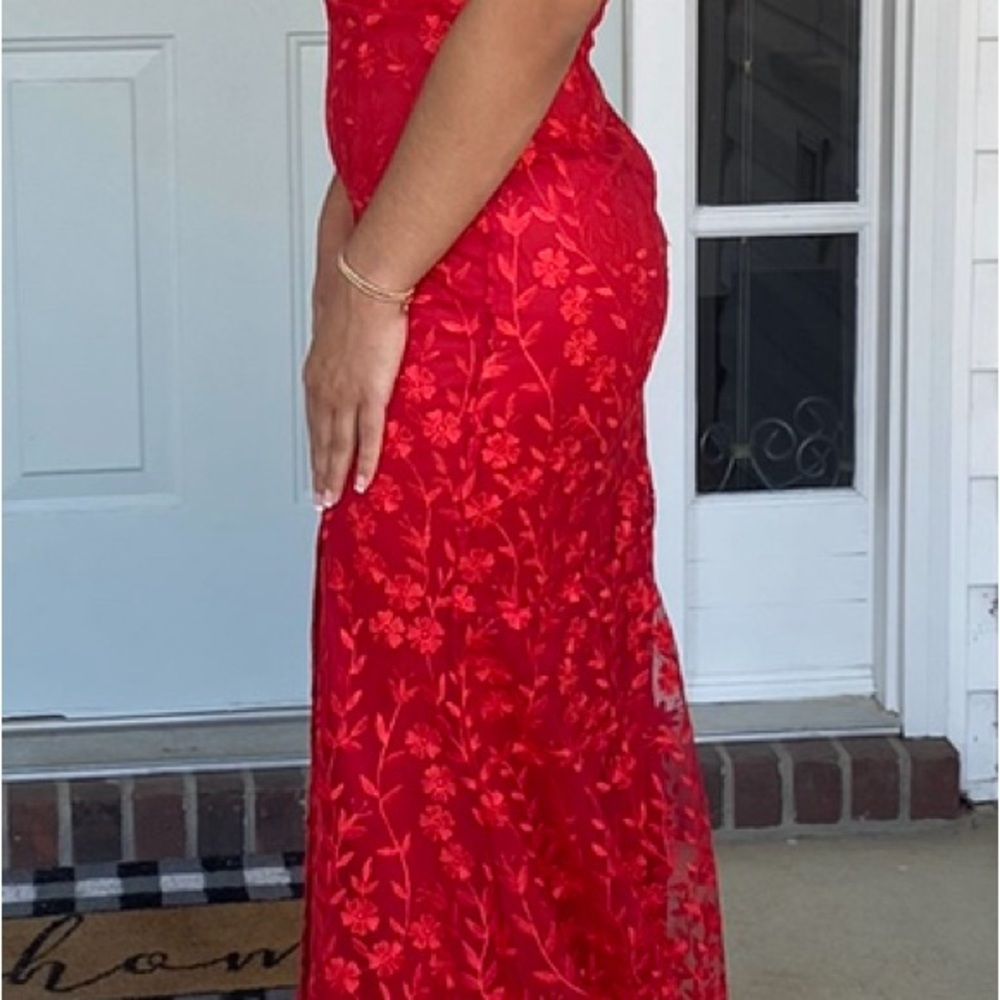 Elegant Red Floral Lace Dress. - Picture 4 of 5